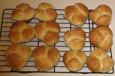 Finished cloverleaf rolls